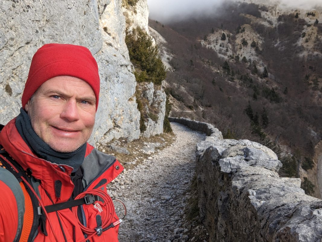 Bertrand sur le sentier à flanc de falaise