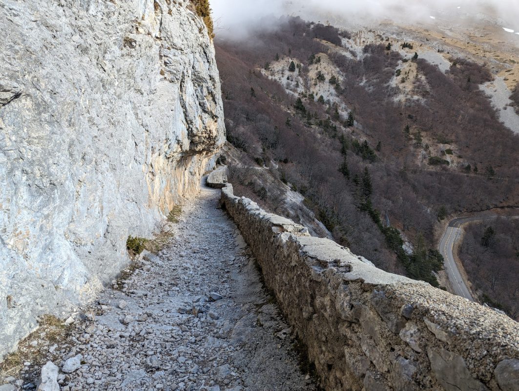 C'est creusé dans la falaise