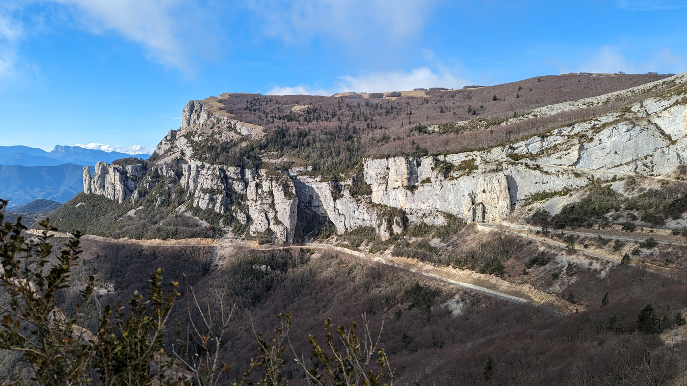 Panorama de la falaise, avec la route en bas, et le sentier piéton à travers la falaise à droite