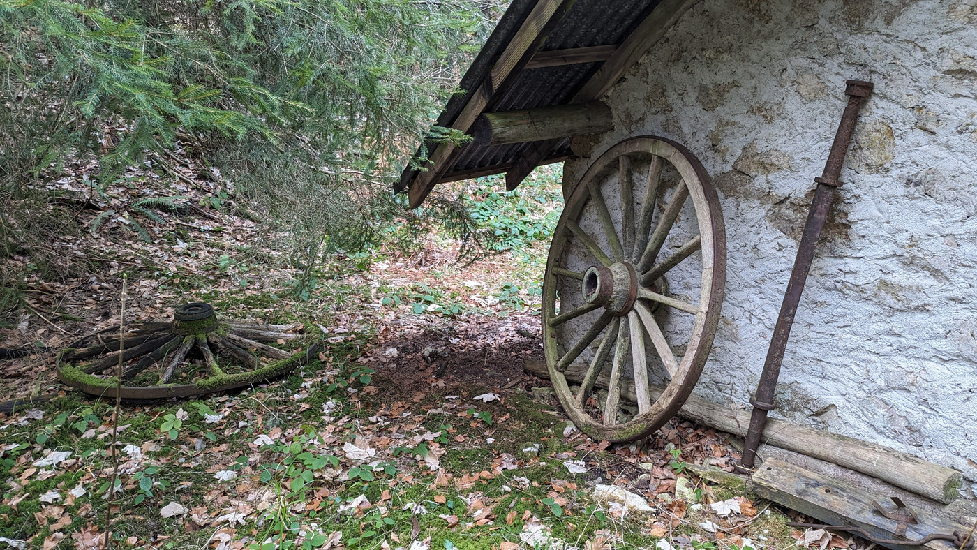 Vieille roues de chariot derrière la grange de Barnarie