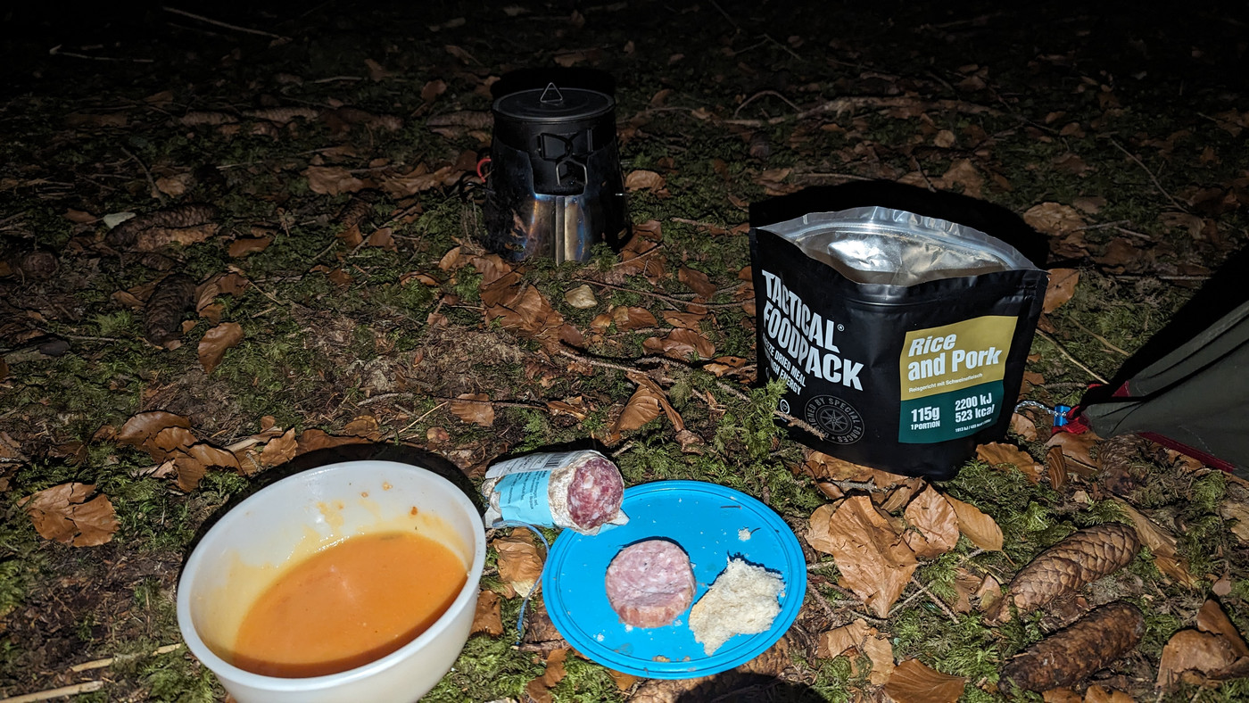 Diner soupe, saucison et plat de riz et porc