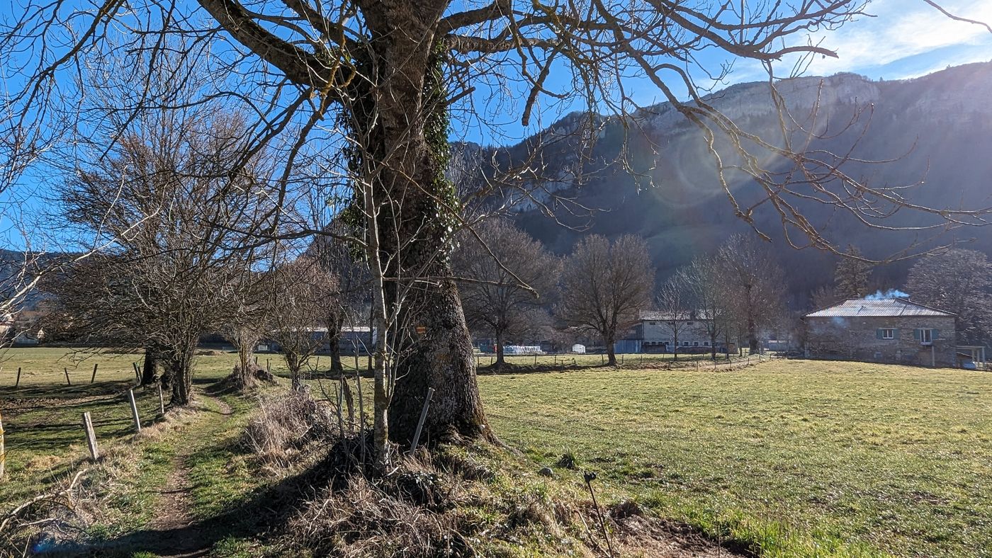 Sentier de campagne, semblable au départ