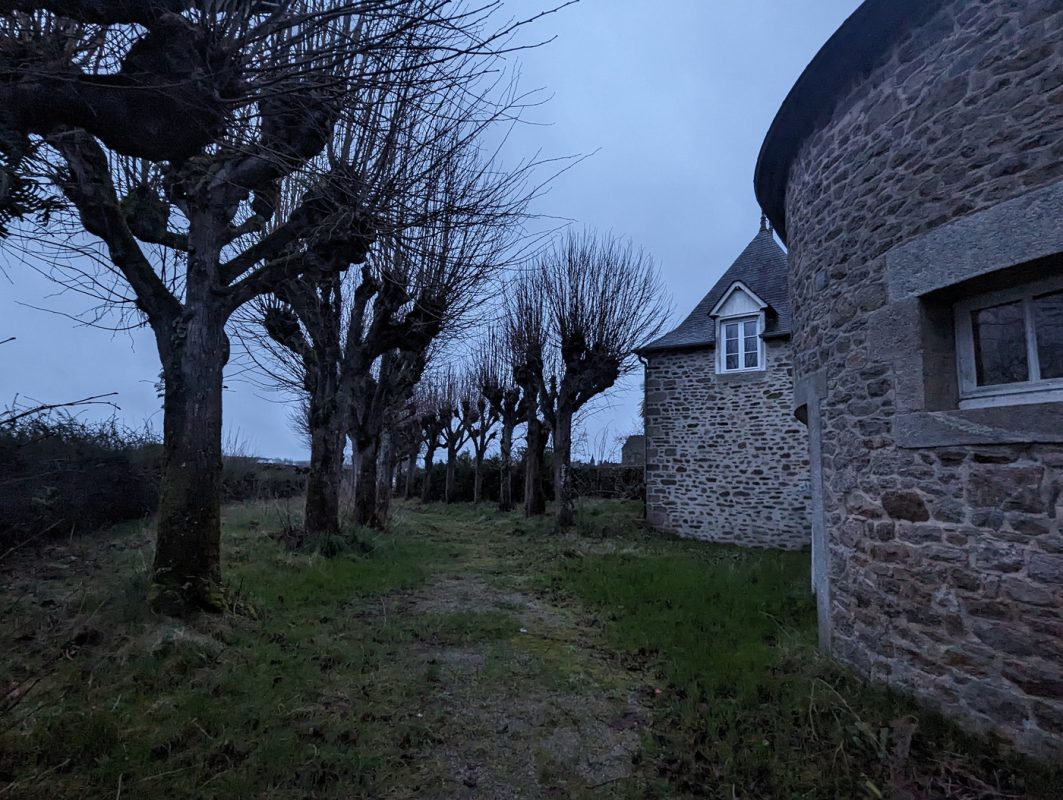 Sentier de ronde (derrière une grille)