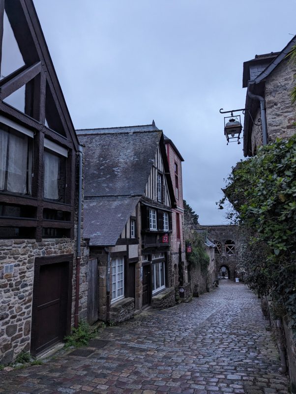 La rue qui descend au vieux port