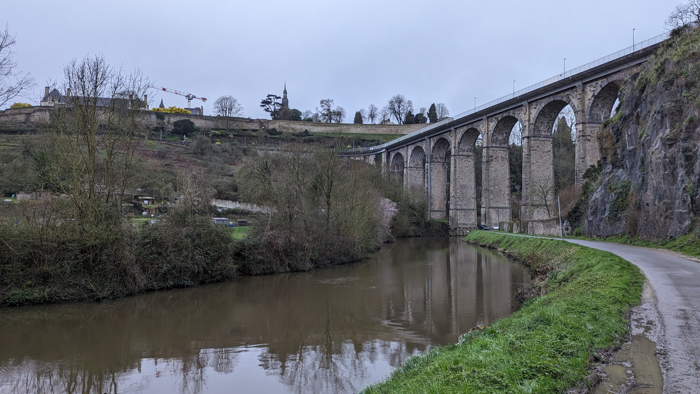 Le chemin de halage continue (pas moi)