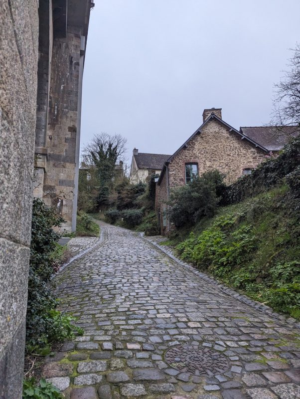 Le sentier qui monte au pied du viaduc