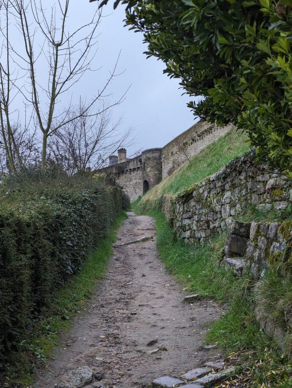 Sentier vers une des tour d’accès en ville