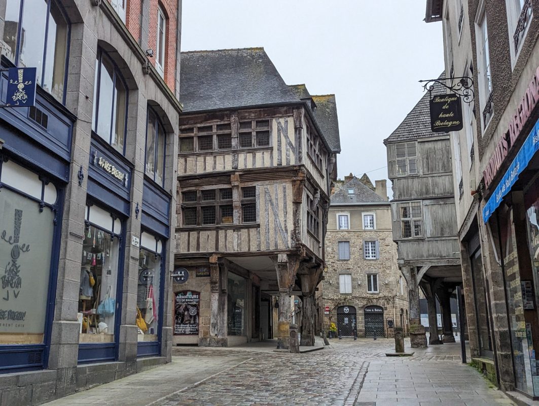 J'adore ces maison comme à La Rochelle mais en bois ici