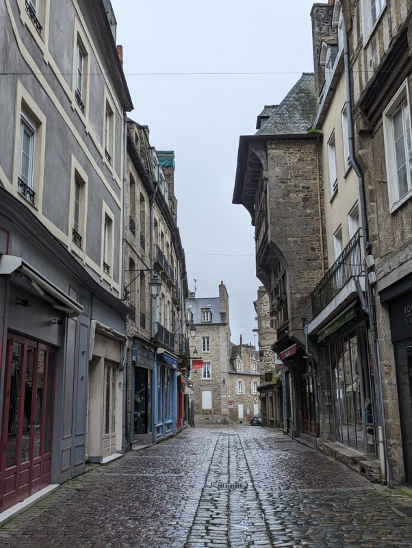 Maison qui gagne à chaque étages sur la rue