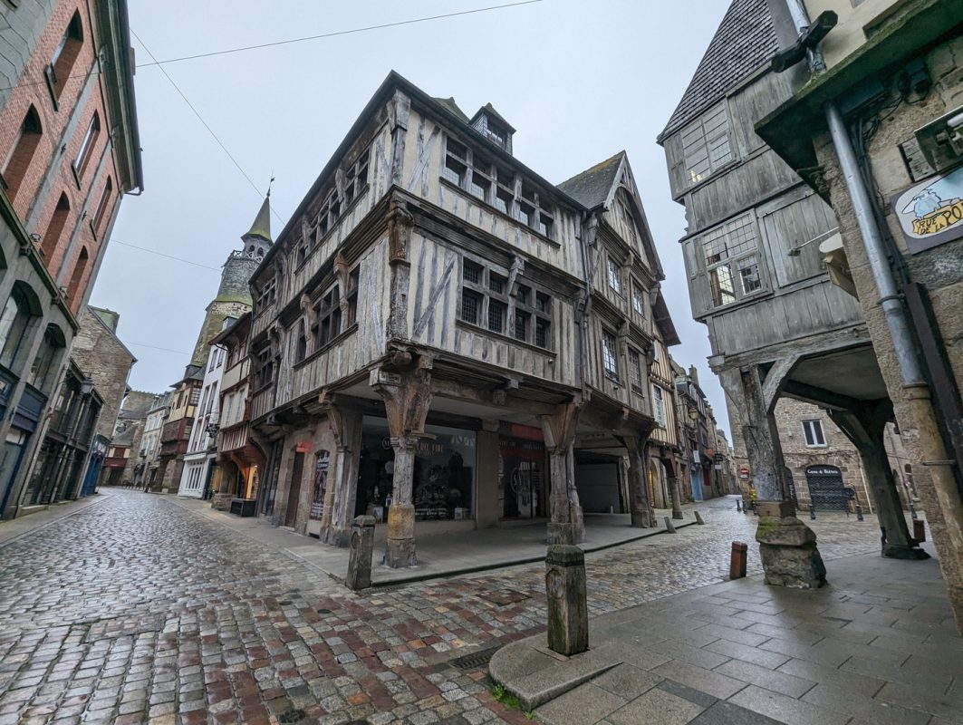 Maison et tour de l'horloge