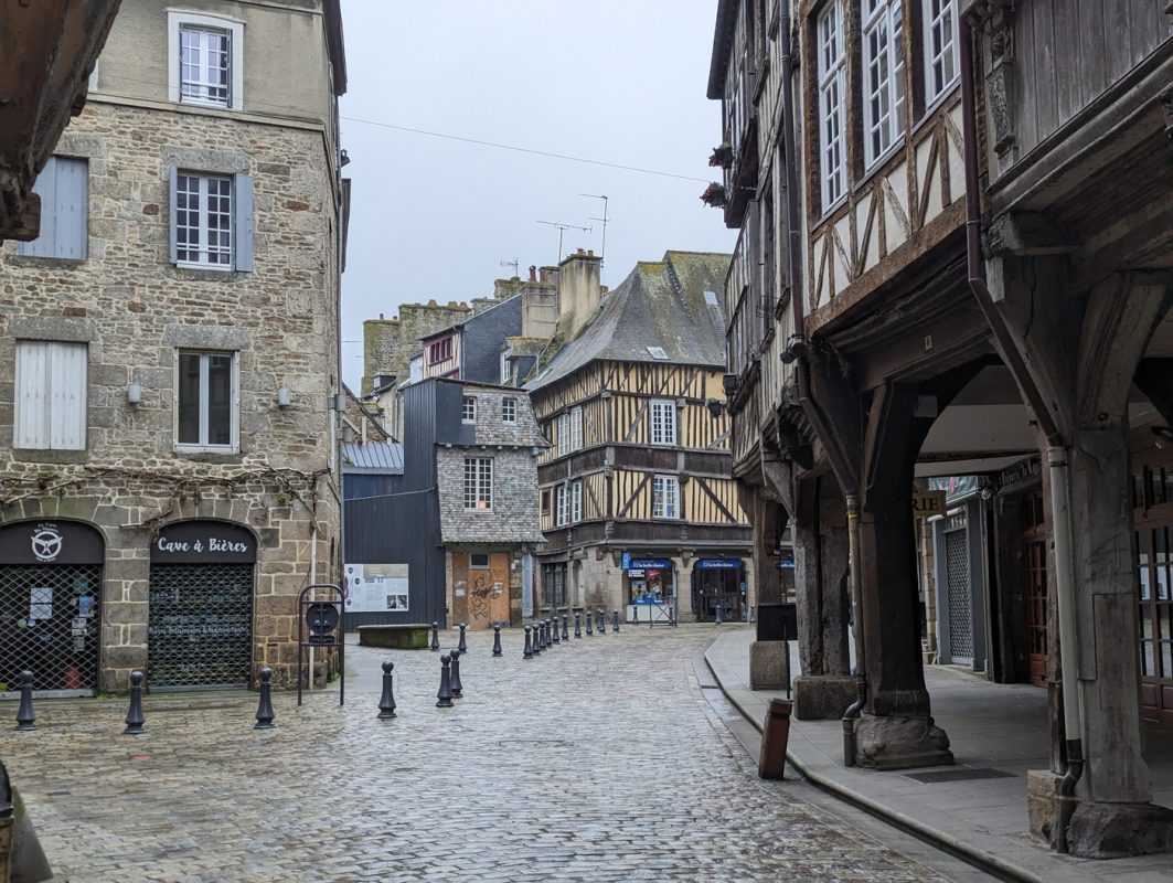 Place des merciers avec les maisons à Colombages