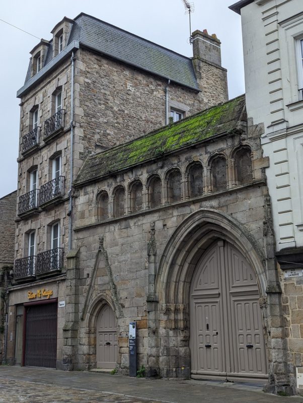 Les 3 lunes (derriére le lycée, porte classé monument historique)