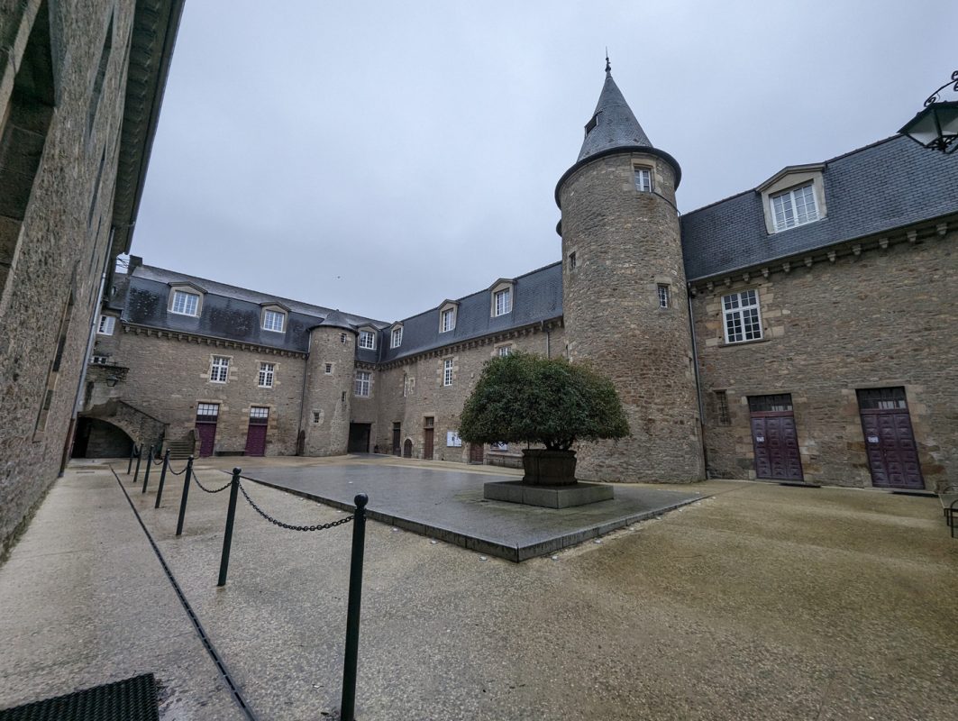 Cour dans le lycée Les Cordeliers