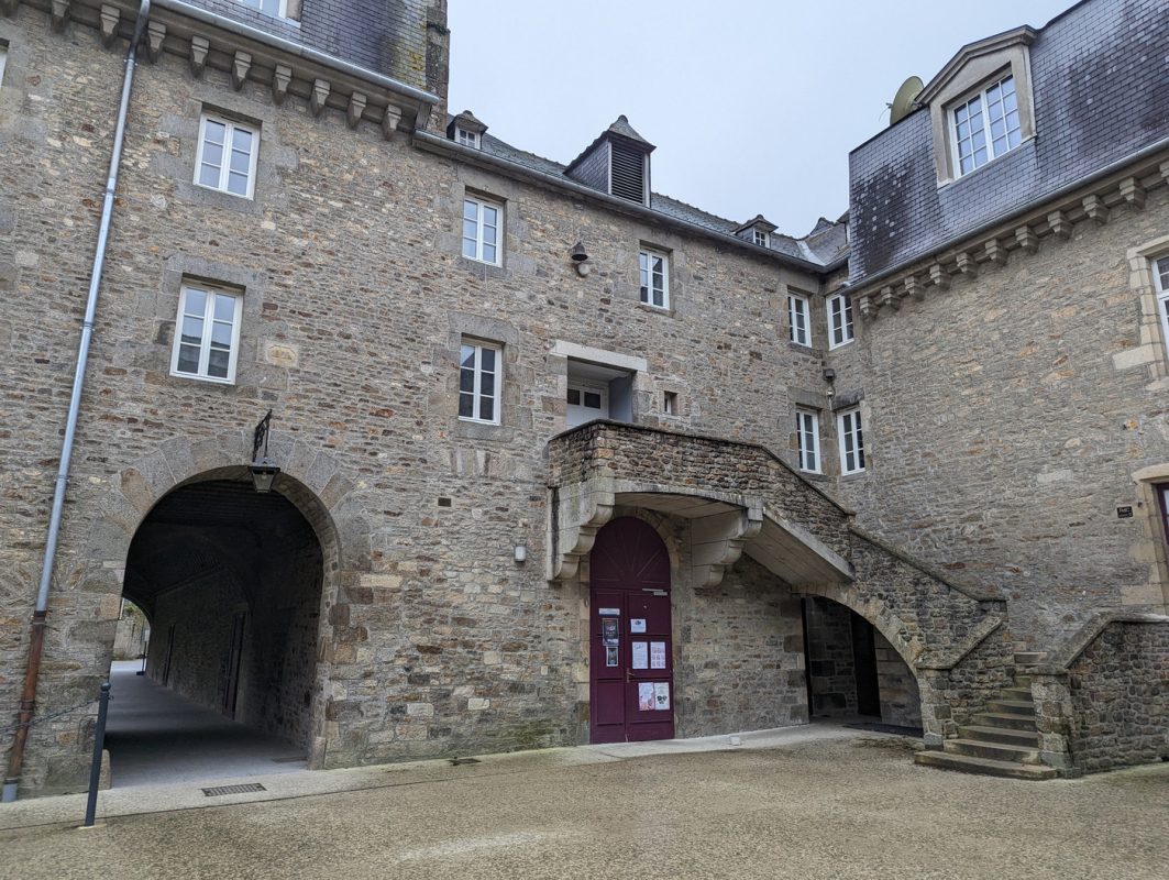 Cour dans le lycée Les Cordeliers