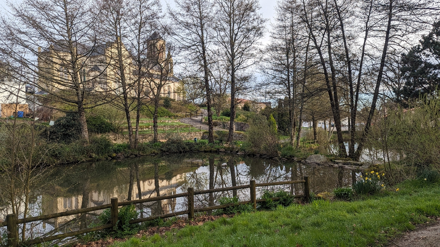 Le plan d'eau et l'église