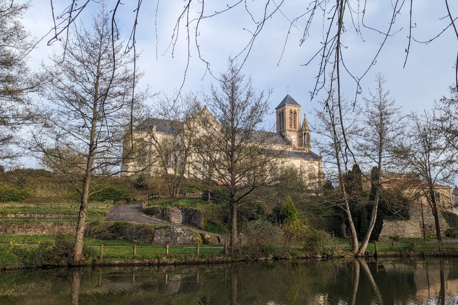 Le plan d'eau et l'église