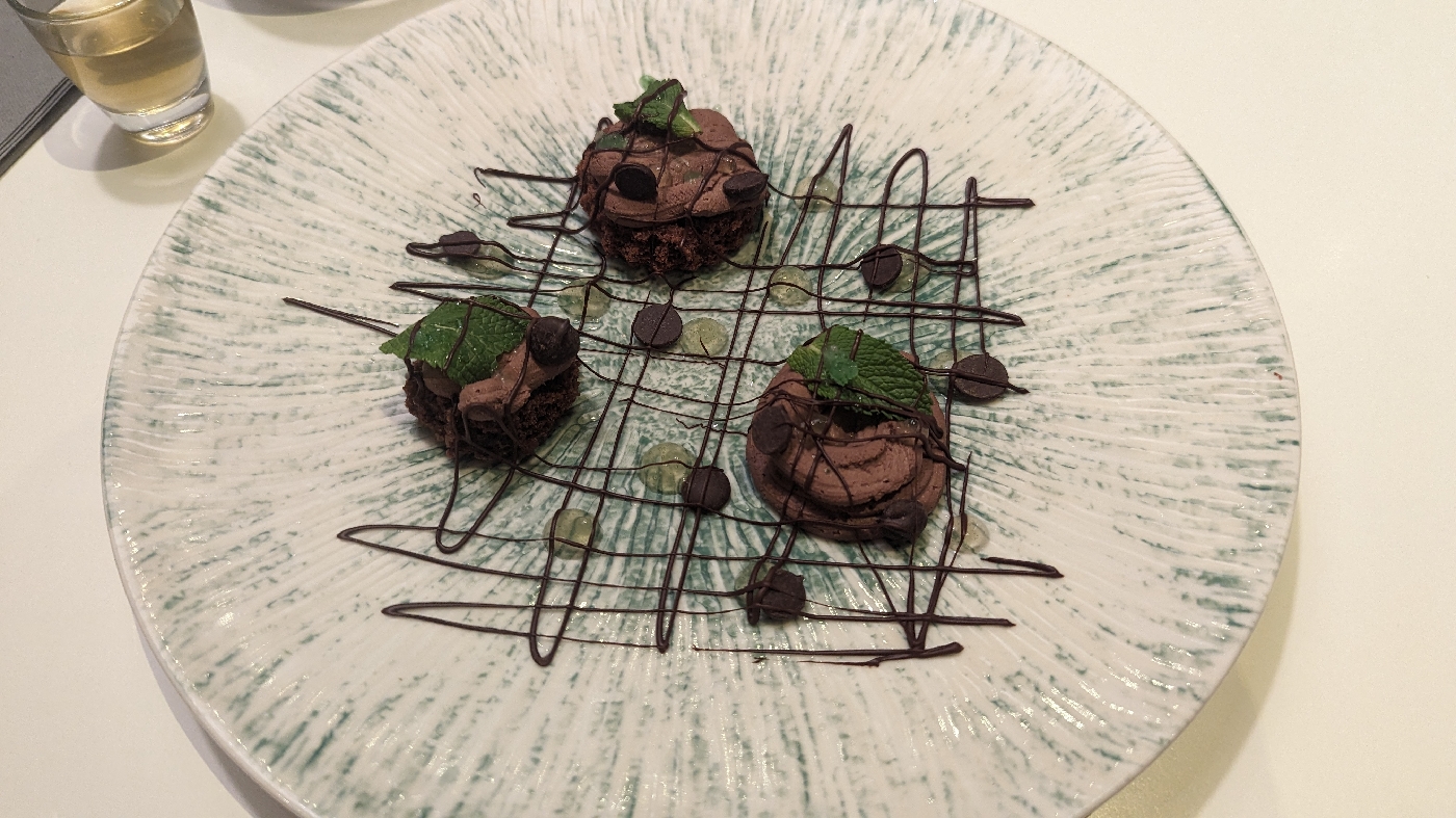 Biscuit et mousse au chocolat noir avec touche de gelée de menthe