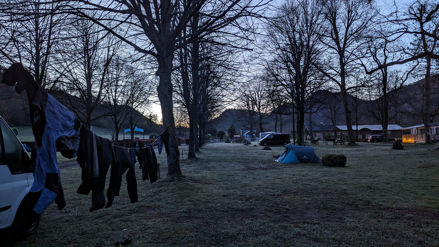 Le camping givré au petit matin.