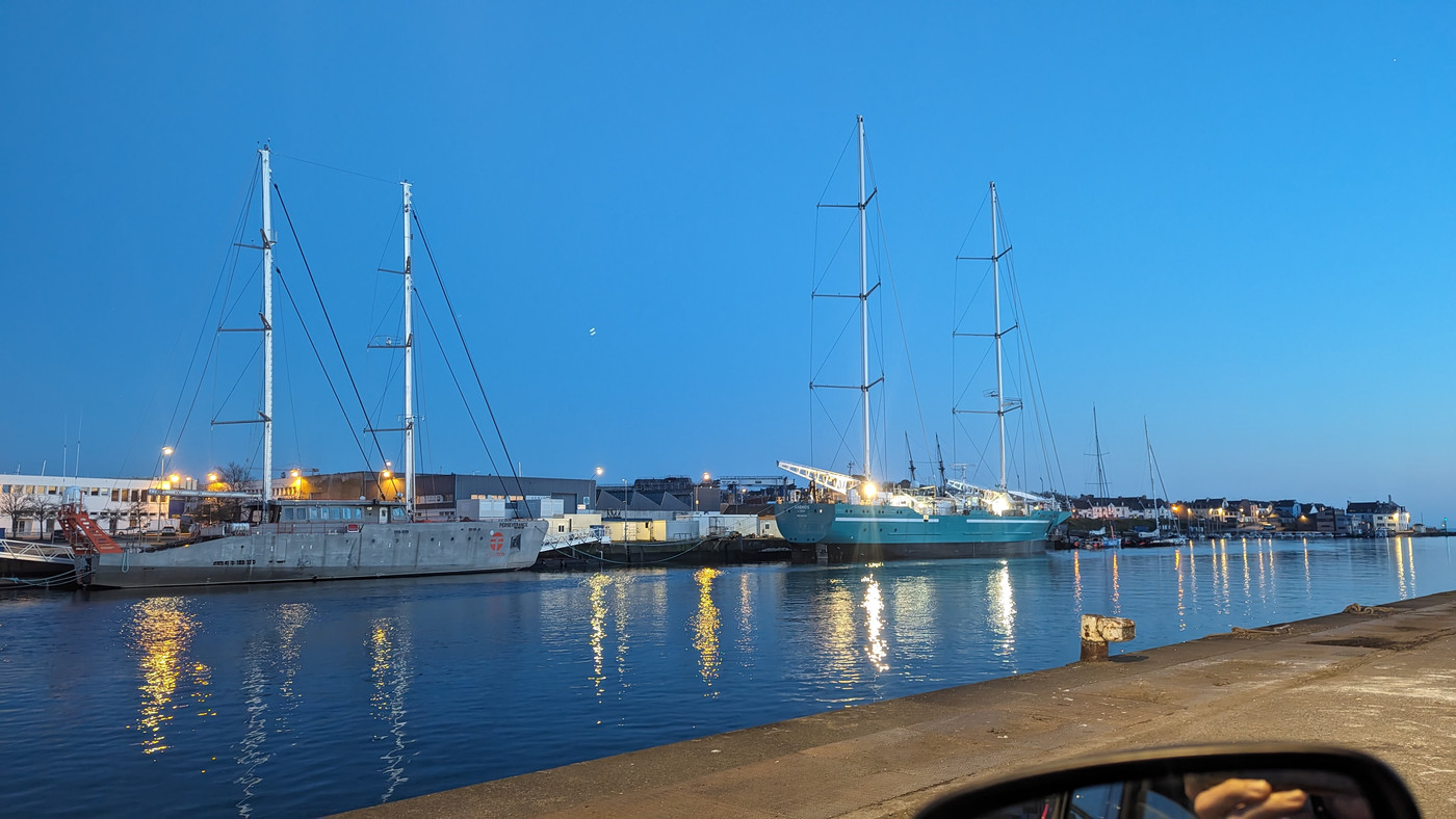 Le cargo à voile en construction dans la nuit, et le chantier