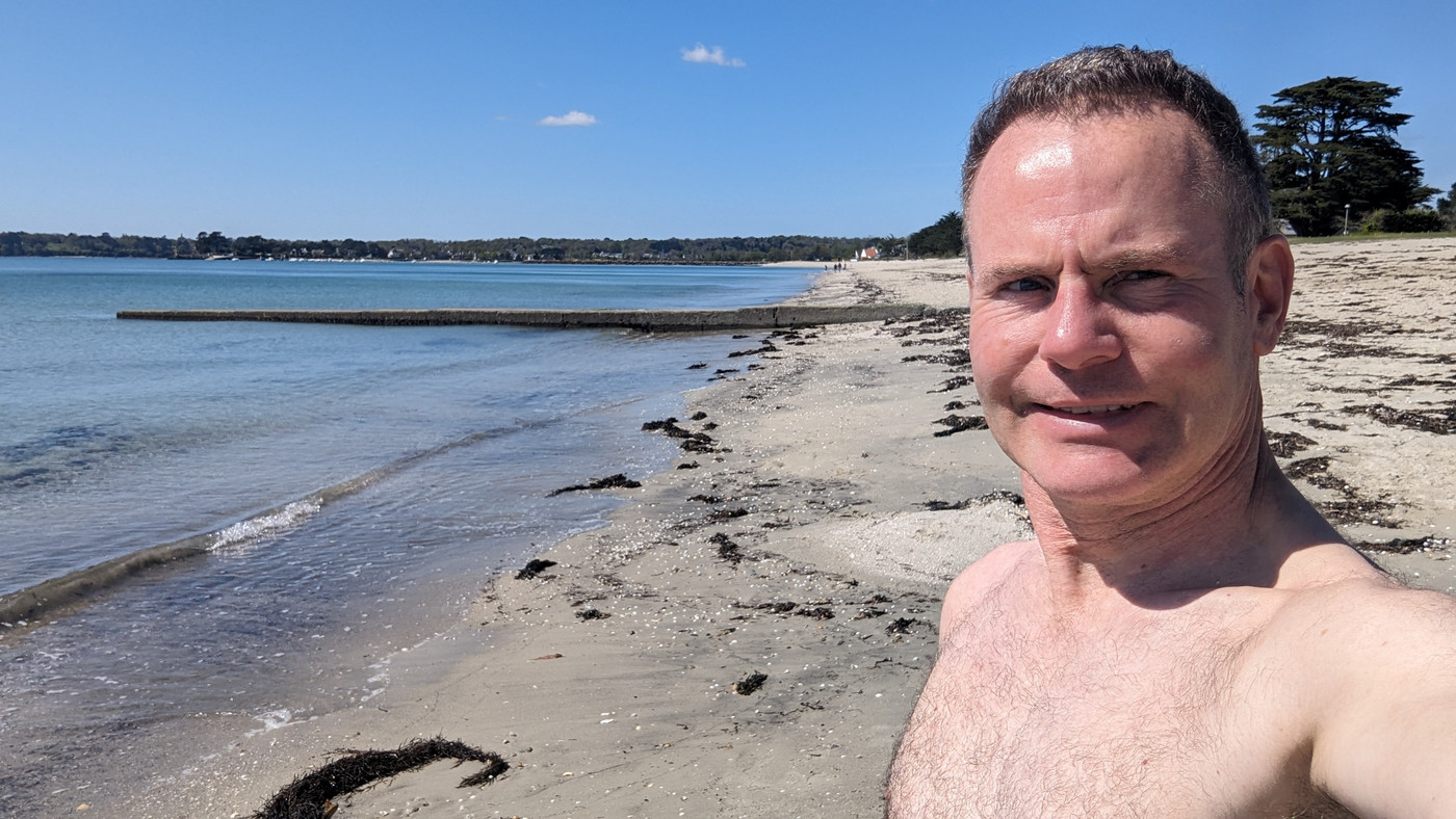 Retour à la plage torse nu