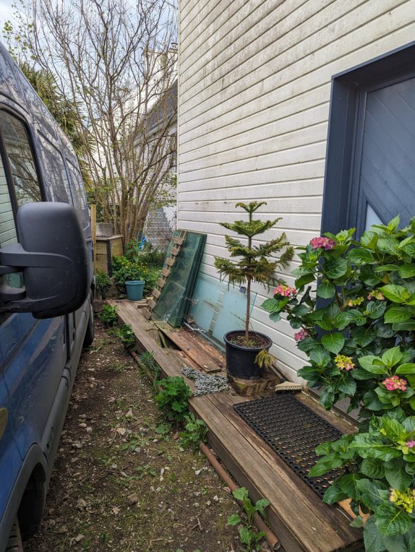 La terrasse est détruite, le mur très vert !