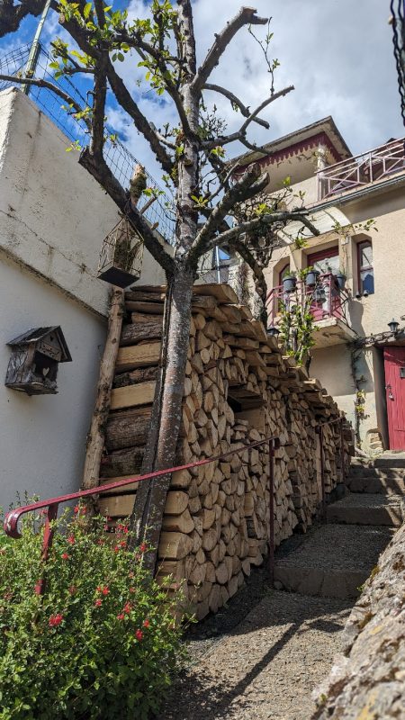 Jolie tas de bois, avec les ouvertures pour les fenêtres