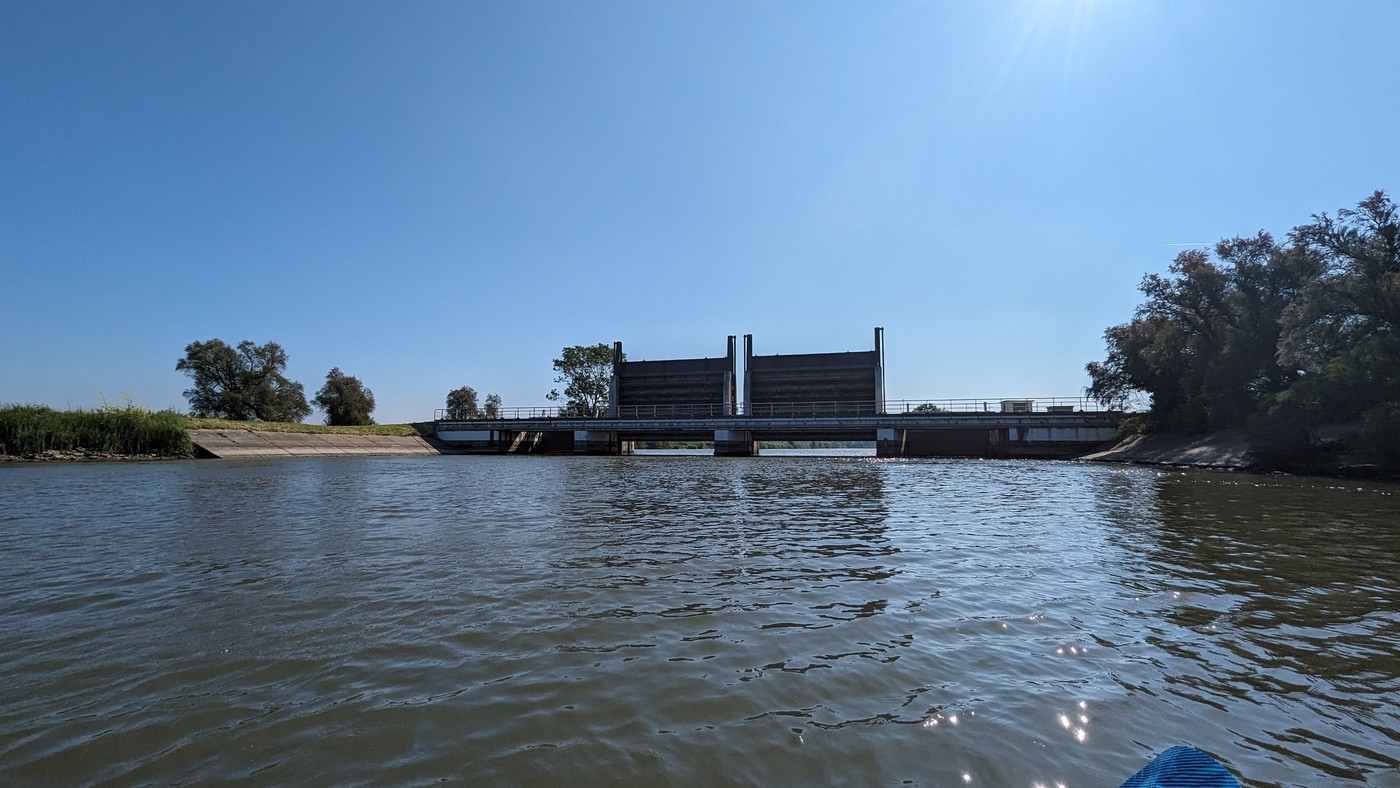 Porte entre le marais et le domaine maritime.