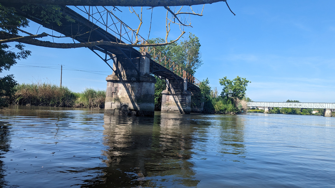 Le pont à l'intersection entre le Canal et la Sèvre