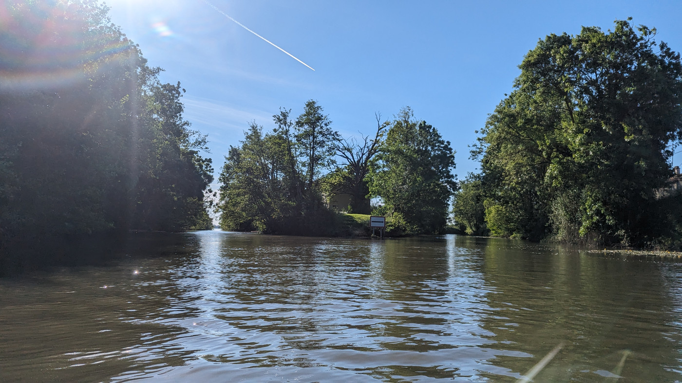 Y'a aussi des pancarte sur l'eau