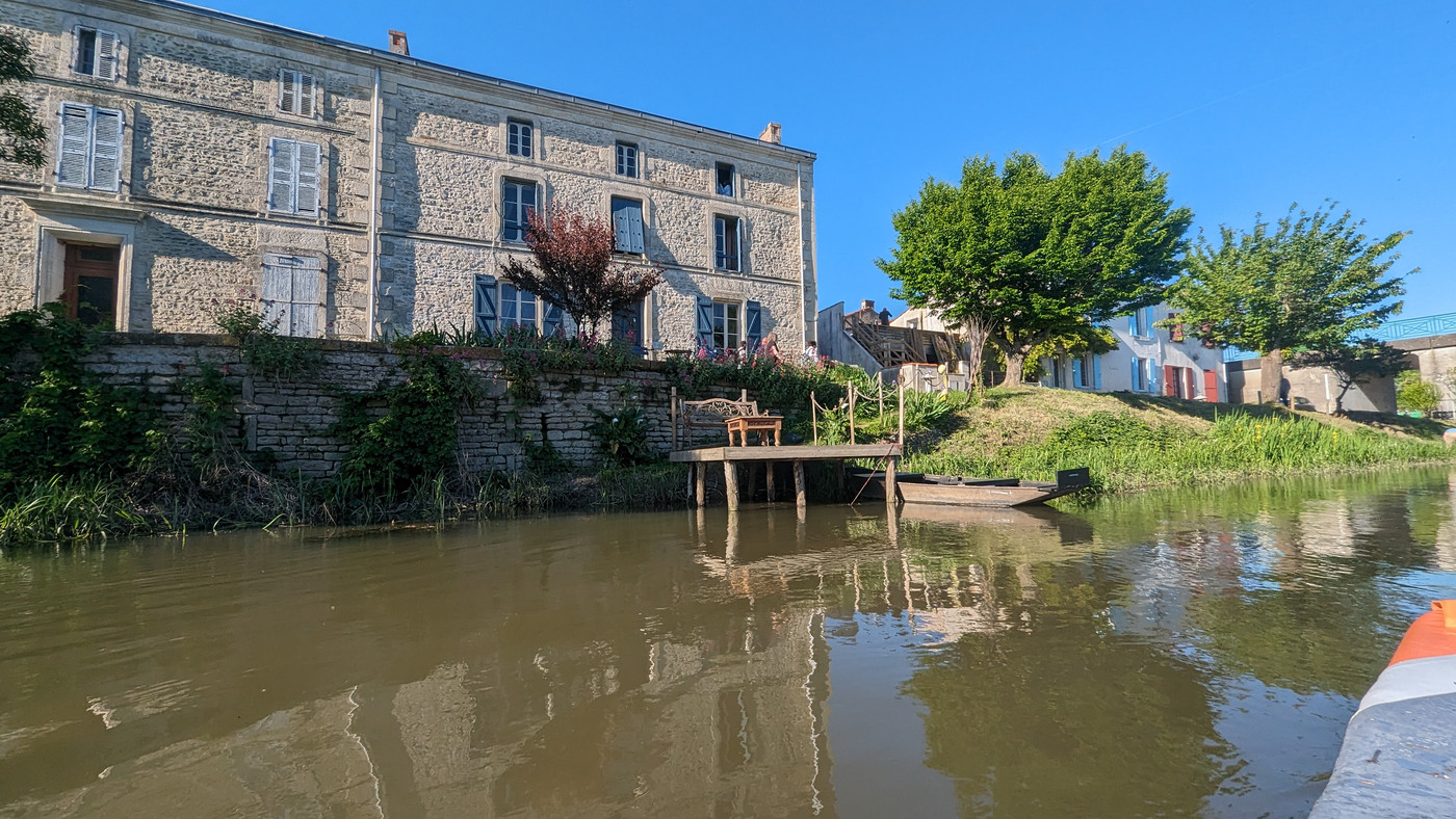 Maison et coin pêche sur la rive