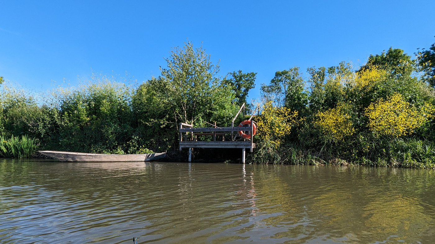 Un ponton et sa bouée