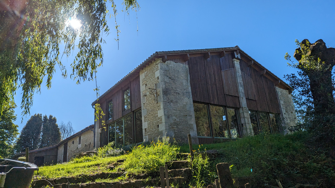 Maison restauré dans une petite bifurcation