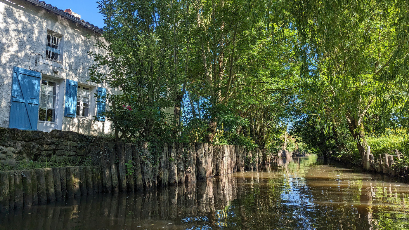 Ancienne maison dans une petite bifurcation