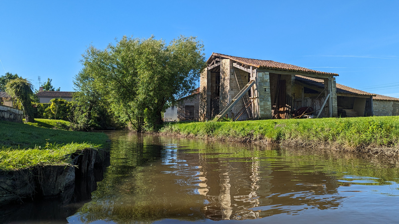 Maison branlante dans une petite bifurcation