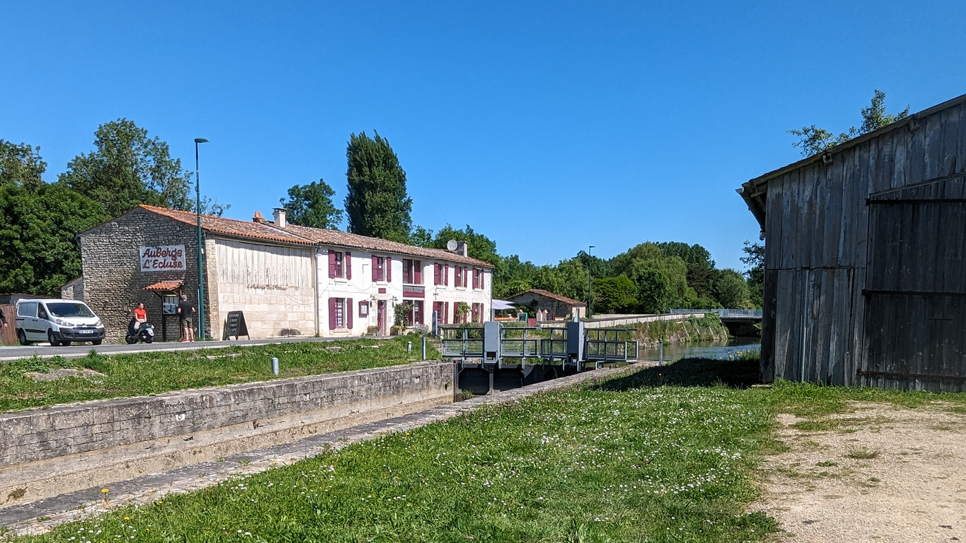 Pause à 11h50, devant l'auberge de l'écluse