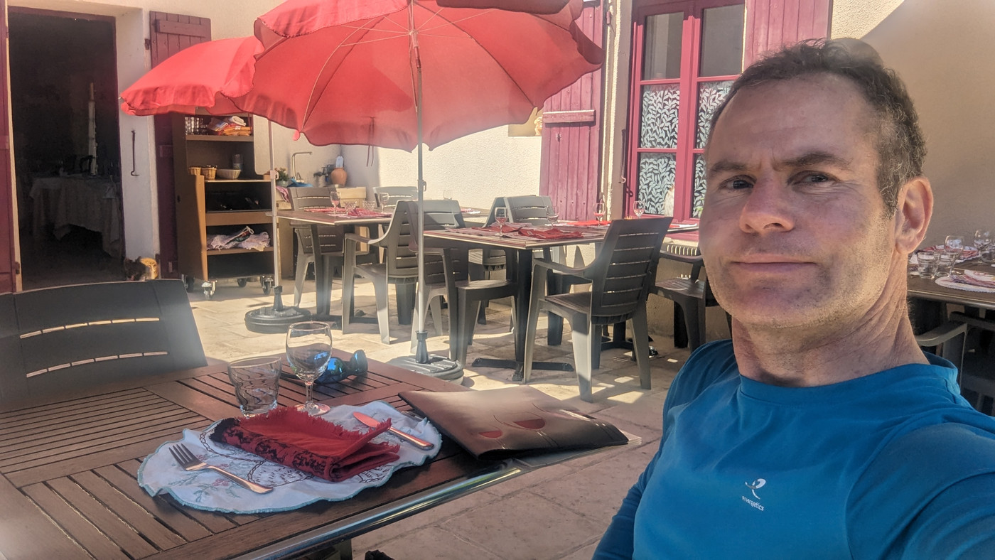 Pause à l'auberge, plein d'eau au robinet dans le coin de la terasse