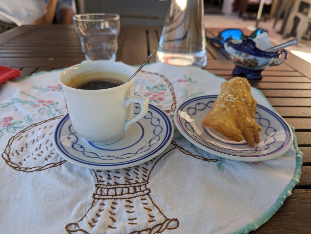 Café et sa tuile aux amandes