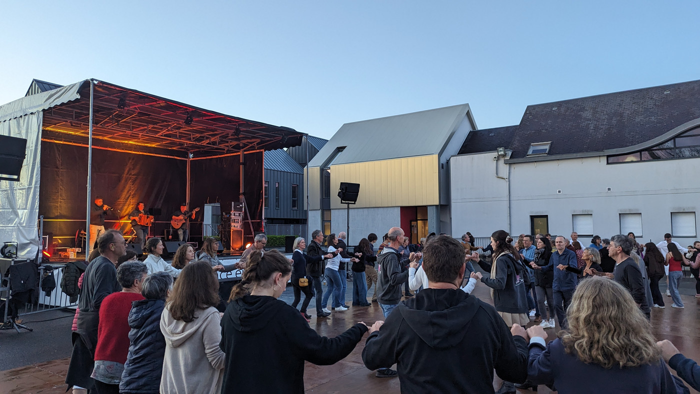 Fest-noz en plein air, pas de pluie, un air d'été