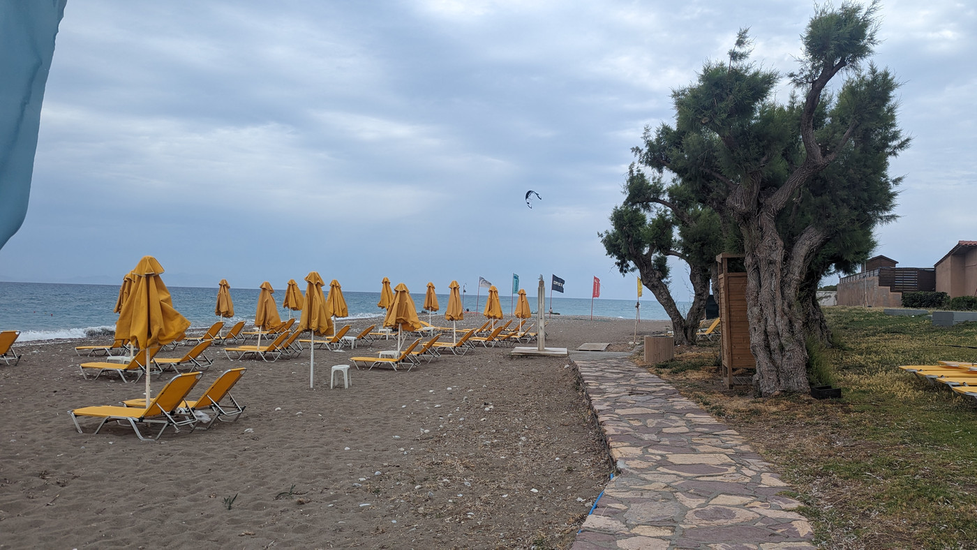 La plage avec un kite-surf