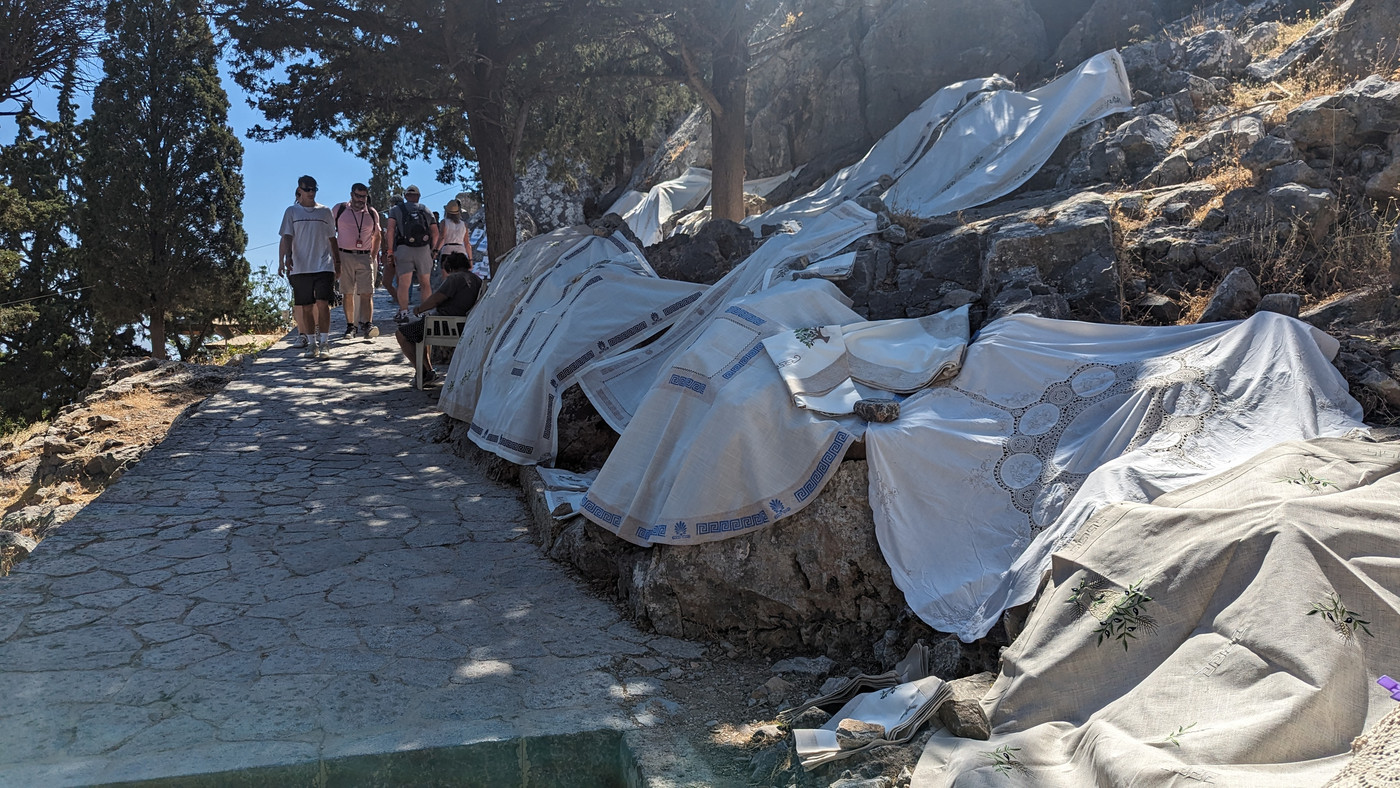 Vente de nappes brodé sur le chemin qui monte.