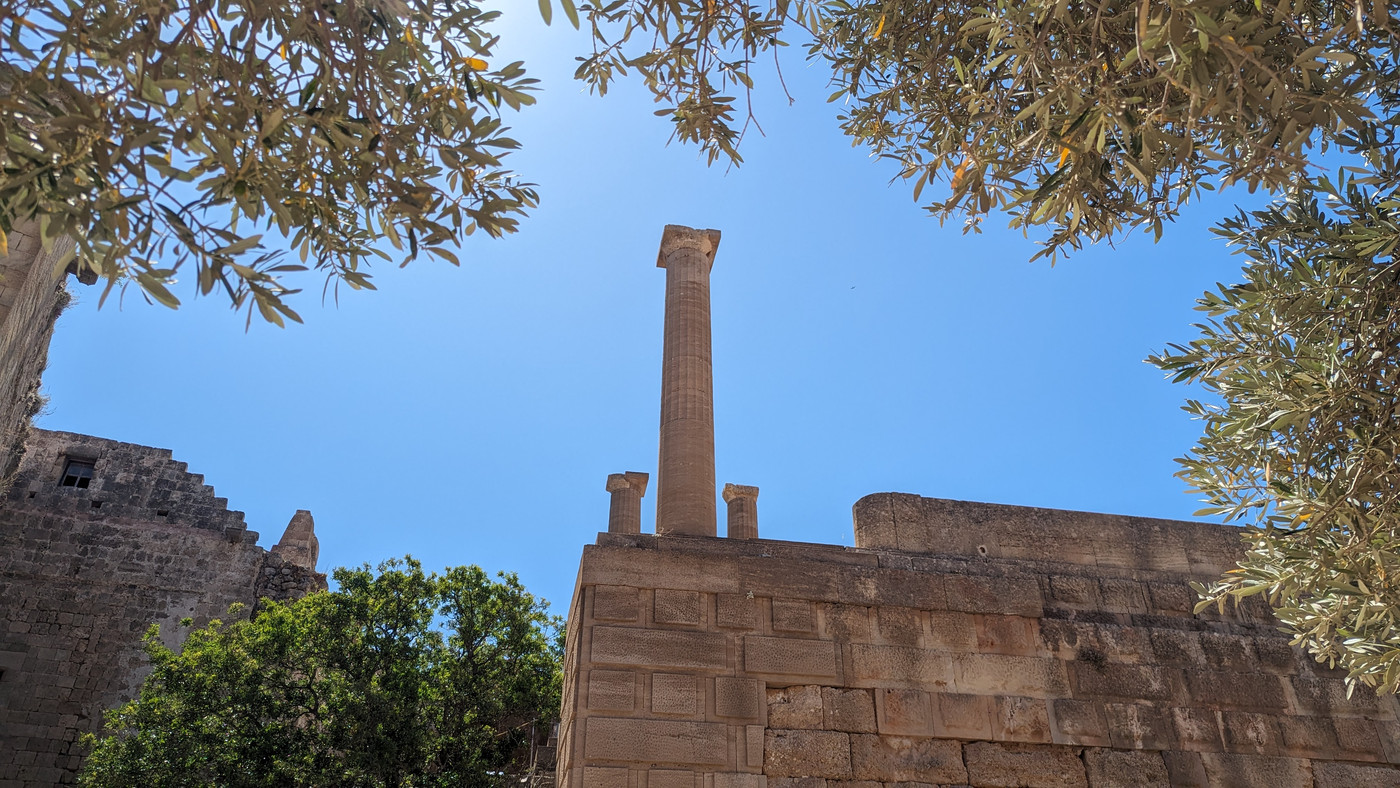 Colonne sous les arbres