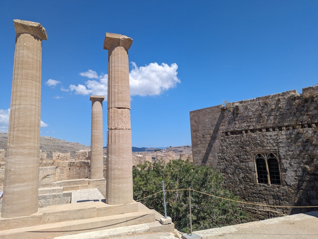 Colonnes et bâtiment fermé derrière