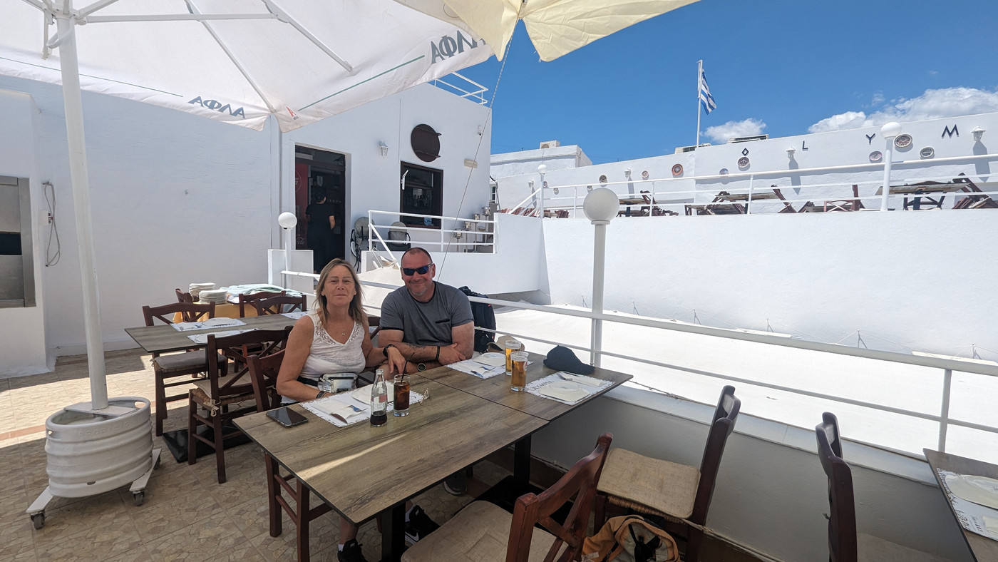 Michèle et Jérôme sous les parasols