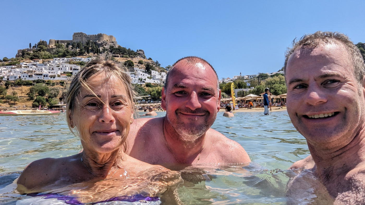 Michèle, Jérôme et Bertrand dans l'eau devant l'acropole