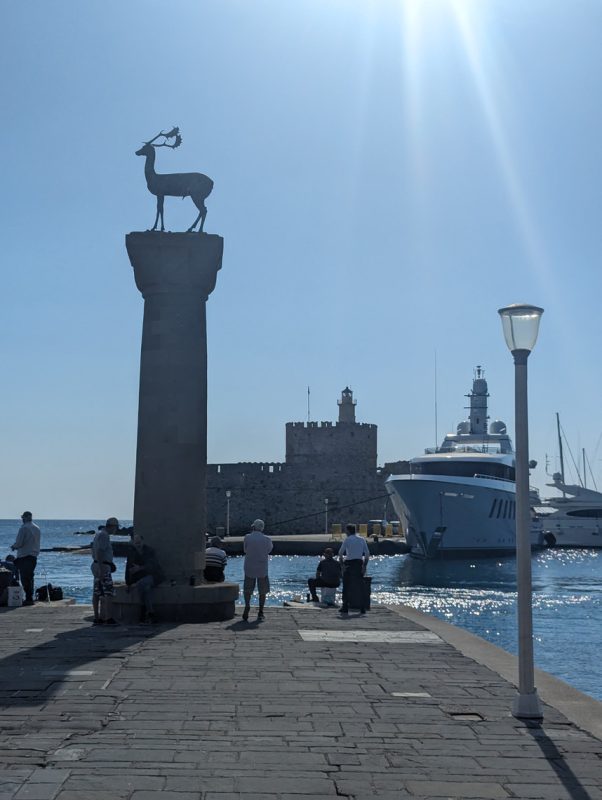 Statue en bronze d'un daim, symbole de l'île, emplacement supposé du Colosse de Rhodes