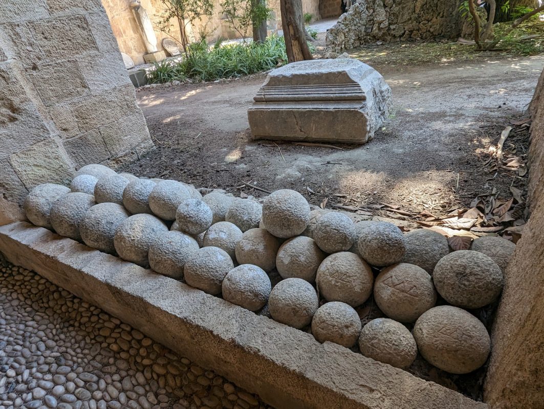 Encore des boulets en décoration.