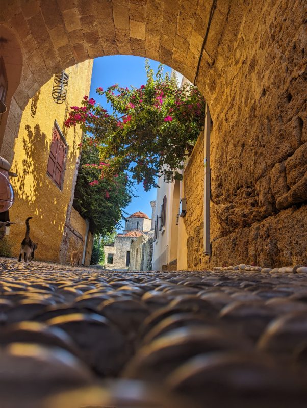 Beaucoup de ruelles avec des passages sous les maisons.