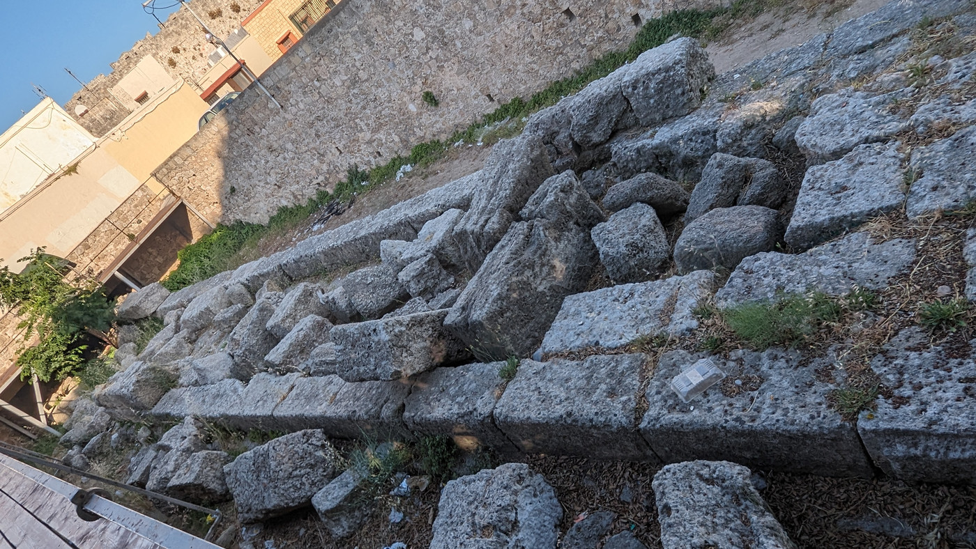 Fouilles d'un anciens mur de fortification.