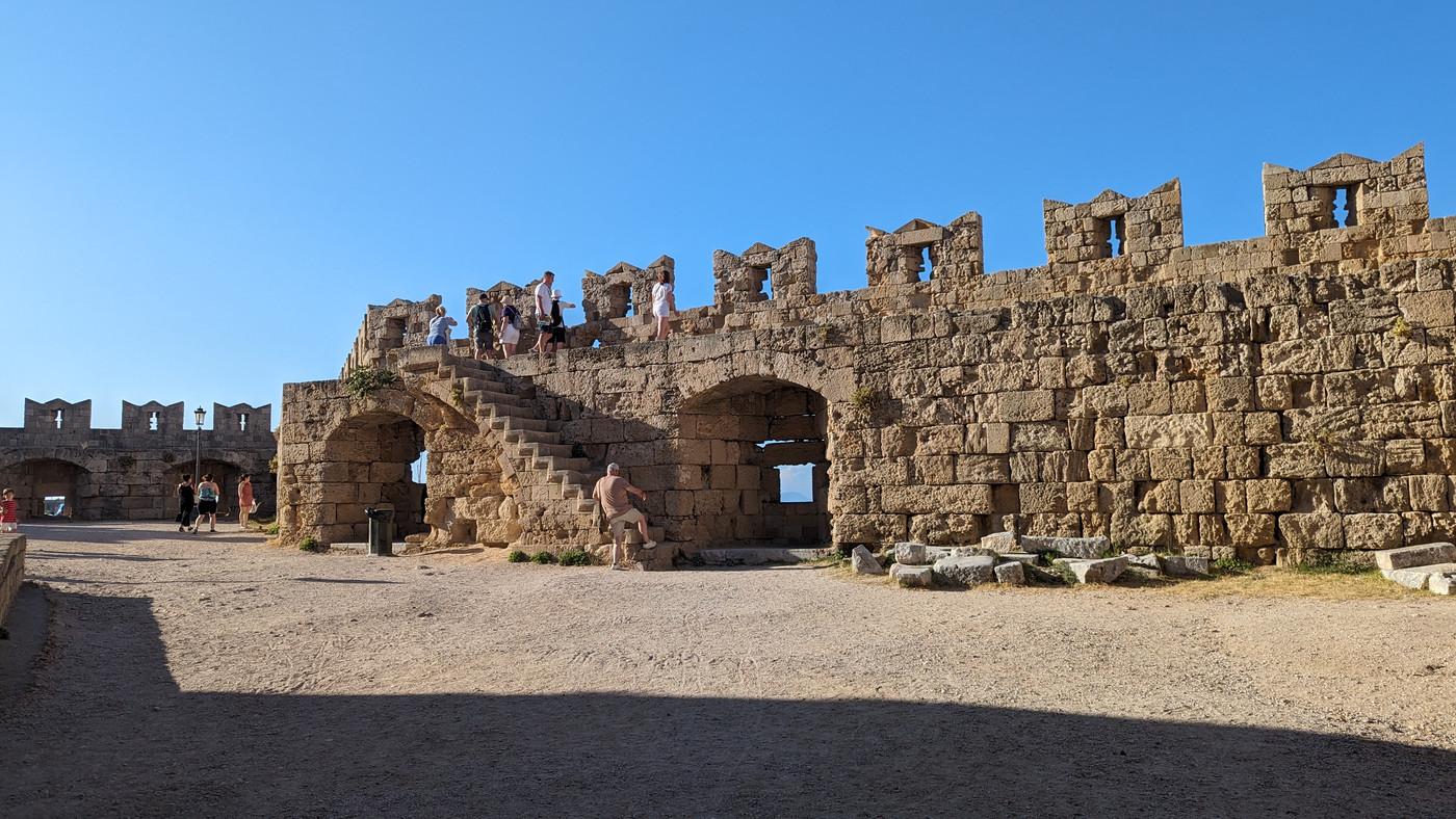 Une fortification devant le port