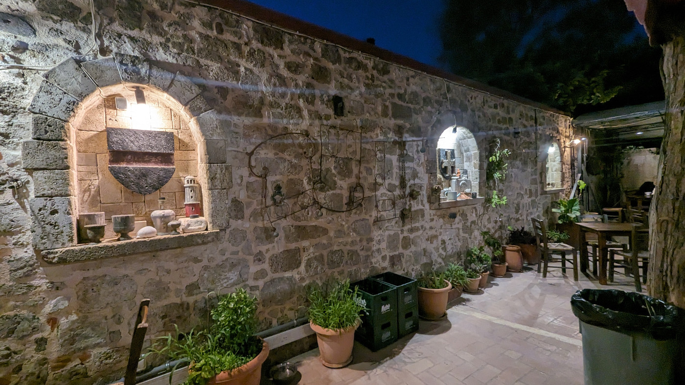 Au café sous la tours